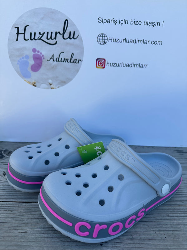 Gri Pembe Çift Renk Yandan Yazılı Crocs Bayan Terlik